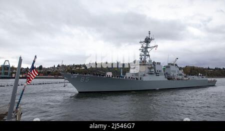 Le destroyer à missiles guidés de classe Arleigh Burke USS McCampbell (DDG 85) arrive à son nouveau homeport de la base navale d'Everett, Washington, le 8 avril 2022. Avant de déménager, le navire a subi une longue période de modernisation du dépôt à Portland, Oregon, qui a duré plus de 18 mois. La modernisation comprenait des améliorations à la coque, aux systèmes mécaniques, à la technologie électrique, aux communications sans fil et à la modernisation des armes. Cette maintenance de routine permet au navire de continuer à être en mesure de fonctionner pendant toute sa durée de vie prévue. (É.-U. Photo de la marine par la classe 2nd Spécialiste des communications de masse Banque D'Images