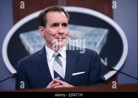 Le secrétaire de presse du Pentagone, John F. Kirby, tient un point de presse, le Pentagone, Washington, D.C., le 19 avril, 2022. (Photo DoD de Lisa Ferdinando) Banque D'Images