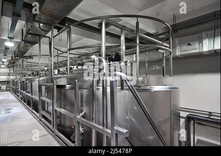 Terrain métallique près de grands réservoirs pour produits laitiers fermentés Banque D'Images