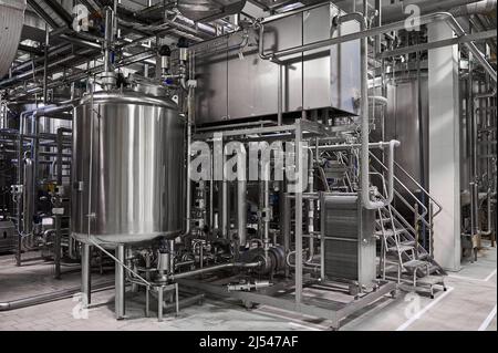 Réservoir dans l'atelier de l'usine de produits laitiers traités thermiquement Banque D'Images