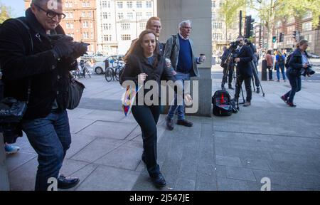 Londres, Angleterre, Royaume-Uni. 20th avril 2022. L'épouse du fondateur de Wikileaks, Julian Assange STELLA ASSANGE, arrive au tribunal de justice de Westminster alors que le juge britannique se prépare à délivrer une ordonnance d'extradition aux États-Unis. (Image de crédit : © Tayfun Salci/ZUMA Press Wire) Banque D'Images