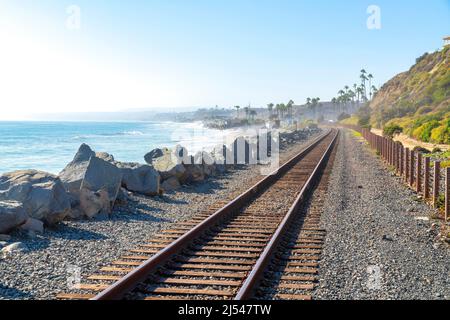 Train à San Clemente, Californie avec une vue sur la plage et la pente sur le côté Banque D'Images