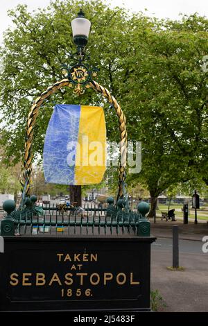 Un monument commémoratif de guerre de Crimée portant les couleurs du drapeau de l'Ukraine dans le centre-ville de Cheltenham, avril 2022. Banque D'Images