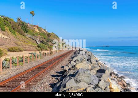 Chemin de fer près de la plage de San Clemente, Californie avec sentier côtier Banque D'Images