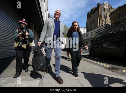 Kristinn Hrafnsson (rédacteur en chef de Wikileaks) et Stella Moris (l'épouse de Julian Assange) quittent le tribunal de la magistrature de Westminster, après que le fondateur de Wikileaks, Julian Assange, ait été officiellement publié avec une ordonnance d'extradition aux États-Unis pour faire face à des accusations d'espionnage. Date de la photo: Mercredi 20 avril 2022. Banque D'Images