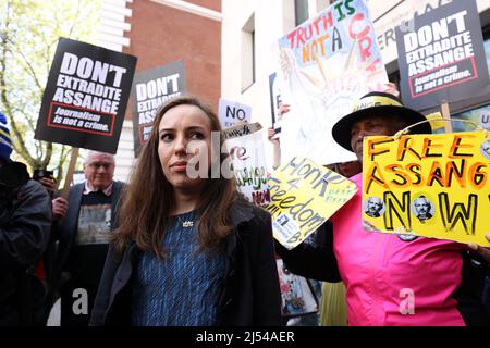 Stella Morris l'épouse de Julian Assange quitte le tribunal de Westminster à Londres, après que le fondateur de Wikileaks, Julian Assange, ait officiellement reçu une ordonnance d'extradition aux États-Unis pour faire face à des accusations d'espionnage. Date de la photo: Mercredi 20 avril 2022. Banque D'Images