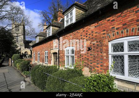 Les cottages Tudor et l'église Saint-Pierre-et-Saint-Paul, l'abbaye de Bourne, ville de Bourne ; Lincolnshire ; Angleterre ; ROYAUME-UNI Banque D'Images