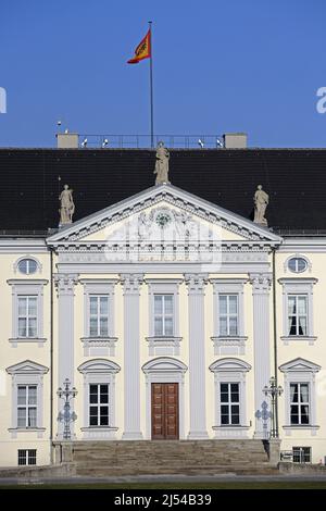 Palais Bellevue, résidence officielle du Président de l'Allemagne, entrée principale avec drapeau, Allemagne, Berlin Banque D'Images