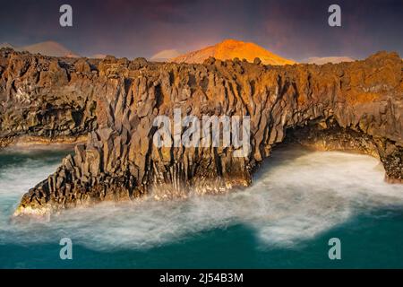 Los Hervideros, côte rocheuse ingénieuse au coucher du soleil, exposition longue durée, îles Canaries, Lanzarote Banque D'Images