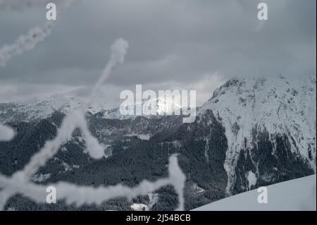 montagne éclairée entourée par la nuit. montagnes enneigées en hiver Banque D'Images