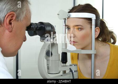 ophtalmologiste examinant les yeux d'un patient Banque D'Images