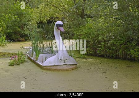 Spreepark, promenade amusante avec gondoles de cygne dans l'ancien parc d'attractions du GDR, Allemagne, Berlin Banque D'Images