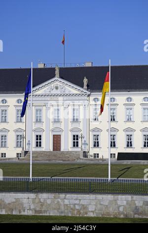 Palais Bellevue, résidence officielle du Président de l'Allemagne, entrée principale avec drapeaux , Allemagne, Berlin Banque D'Images