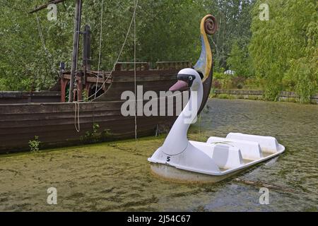 Spreepark, promenade amusante avec gondoles de cygne dans l'ancien parc d'attractions du GDR, Allemagne, Berlin Banque D'Images