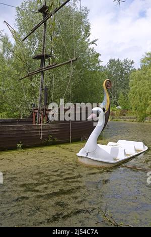 Spreepark, promenade amusante avec gondoles de cygne dans l'ancien parc d'attractions du GDR, Allemagne, Berlin Banque D'Images