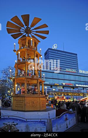 Pyramide de Noël au marché chirstmas en face de l'Europacenter, Breitscheidplatz, Allemagne, Berlin Banque D'Images