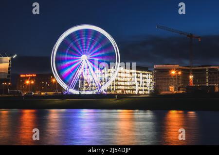 Gdynia, Pologne - 7 octobre 2019 : photo nocturne colorée de la ville côtière de Gdynia, Pologne. Banque D'Images