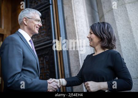 Riga, Lettonie. 20th avril 2022. Annalena Baerbock (Bündnis90/Die Grünen), ministre des Affaires étrangères, est accueillie par le Premier ministre letton Krisjanis Karins. Les entretiens du ministre des Affaires étrangères dans les trois États baltes porteront sur la réponse de l'UE, de l'OTAN et de la communauté internationale à la guerre d'agression russe en Ukraine. Credit: Michael Kappeller/dpa/Alay Live News Banque D'Images