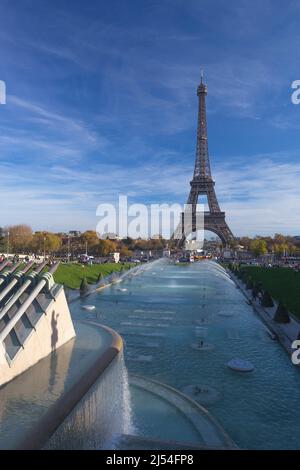 La Tour Eiffel et Trocadero Fontaines en automne, Paris, France, Europe Banque D'Images