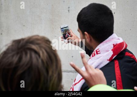 20th avril 2022 ; RCT Barceloona, Barcelone, Espagne ; Barcelone Open Banc Sabadell, Carlos Alcaraz ; Carlos Alcaraz signant des autographes Banque D'Images