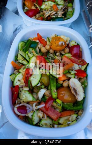 Irani ou iraani paneer tikka, entrée Tikka servi dans un plat blanc avec plusieurs plats Banque D'Images