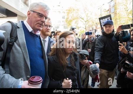 Londres, Royaume-Uni, Londres, Royaume-Uni. 20th avril 2022. Stella Assange, épouse du co-fondateur de WikiLeaks, Julian Assange, arrive devant la Cour de justice du ministre de la Justice après avoir officiellement approuvé l'extradition de Julian Assange aux États-Unis pour espionnage, décision qui doit être prise par le ministre de l'intérieur britannique, Priti Patel. Crédit : claire doherty/Alamy Live News Banque D'Images