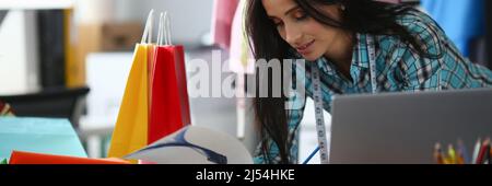 Femme designer de mode dessine le croquis de la nouvelle collection de vêtements Banque D'Images