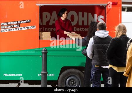 USAGE ÉDITORIAL SEULS les clients font la queue au camion alimentaire Papa Johns de Shoreditch, Londres, alors que la société lance son tout nouveau produit, un sandwich à pizza à pain plat plus léger, conçu comme une option de déjeuner qui peut être mangé d'une seule main, Lors d'un sondage mené par 2 000 adultes britanniques, on a trouvé que les sandwichs, les pizzas et les toasties sont les options préférées pour le déjeuner. Date de publication : le mercredi 20 avril 2022. Banque D'Images