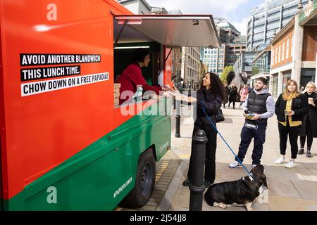 USAGE ÉDITORIAL SEULS les clients font la queue au camion alimentaire Papa Johns de Shoreditch, Londres, alors que la société lance son tout nouveau produit, un sandwich à pizza à pain plat plus léger, conçu comme une option de déjeuner qui peut être mangé d'une seule main, Lors d'un sondage mené par 2 000 adultes britanniques, on a trouvé que les sandwichs, les pizzas et les toasties sont les options préférées pour le déjeuner. Date de publication : le mercredi 20 avril 2022. Banque D'Images