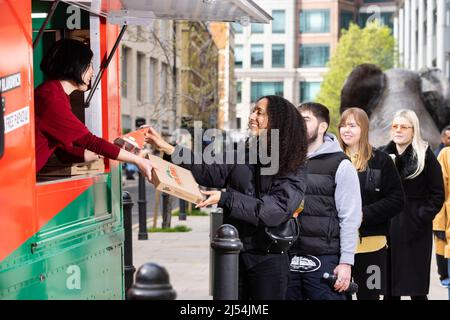 USAGE ÉDITORIAL SEULS les clients font la queue au camion alimentaire Papa Johns de Shoreditch, Londres, alors que la société lance son tout nouveau produit, un sandwich à pizza à pain plat plus léger, conçu comme une option de déjeuner qui peut être mangé d'une seule main, Lors d'un sondage mené par 2 000 adultes britanniques, on a trouvé que les sandwichs, les pizzas et les toasties sont les options préférées pour le déjeuner. Date de publication : le mercredi 20 avril 2022. Banque D'Images