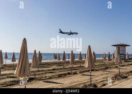 Larnaca, Chypre. 20th avril 2022. Un avion des compagnies aériennes de la mer Égée débarque à l'aéroport international de Larnaca depuis Mackenzie Beach, Larnaca, Chypre, le 20 avril 2022. Le gouvernement de Chypre envisage d'aborder de nouveaux marchés touristiques afin de combler l'écart laissé dans l'industrie touristique par la situation en Ukraine. Les touristes russes et ukrainiens représentent jusqu'à 25% du marché touristique chypriote. (Photo de Kostas Pikoulas/Sipa USA). Credit: SIPA USA/Alay Live News Banque D'Images