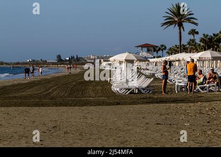 Larnaca, Chypre. 20th avril 2022. Les gens sont vus à Mackenzie Beach, Larnaca, Chypre, le 20 avril 2022. Le gouvernement de Chypre envisage d'aborder de nouveaux marchés touristiques afin de combler l'écart laissé dans l'industrie touristique par la situation en Ukraine. Les touristes russes et ukrainiens représentent jusqu'à 25% du marché touristique chypriote. (Photo de Kostas Pikoulas/Sipa USA). Credit: SIPA USA/Alay Live News Banque D'Images