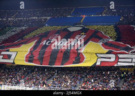 Les supporters de l'AC Milan sont vus lors du match semi-final de 2nd jambes de Coppa Italia entre le FC Internazionale et l'AC Milan au Stadio Giuseppe Meazza le 19 avril 2022 à Milan, Italie. Banque D'Images