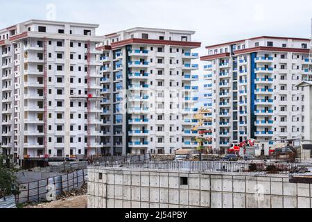 Antalya, Alanya - 16 février 2021: Nouveau complexe résidentiel de plusieurs étages d'architecture moderne composé de trois maisons à l'étape finale de la construction. Banque D'Images