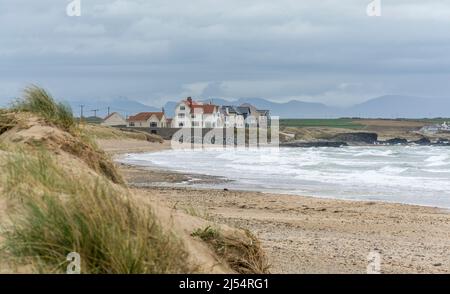 Vue sur la plage de Treath Llydan à Rhosneigr, Anglesey, au nord du pays de Galles, Royaume-Uni. Pris le 5th avril 2022. Banque D'Images