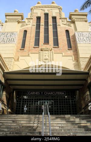 Alicante, Espagne - 28 mars 2022 : entrée principale et façade du marché alimentaire d'Alicante Banque D'Images