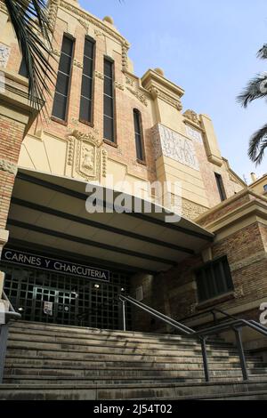 Alicante, Espagne - 28 mars 2022 : entrée principale et façade du marché alimentaire d'Alicante Banque D'Images