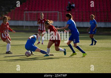 Le football féminin, un duel dur entre les joueurs Banque D'Images