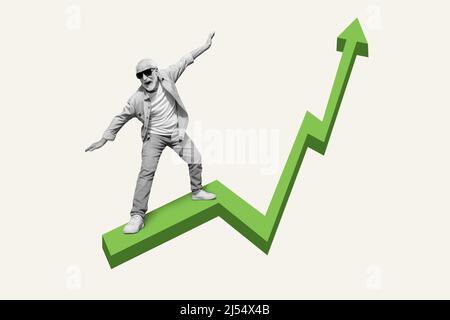 Concept de revenu à croissance rapide. Homme d'âge moyen surfant flèche verte allant vers le haut isolé couleur pastel arrière-plan Banque D'Images