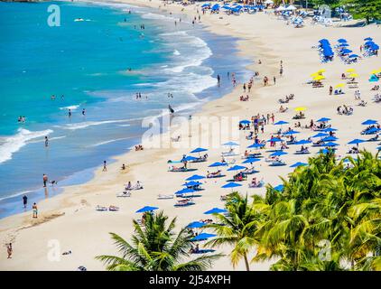 Isla Verde Beach sur l'océan Atlantique dans la zone métropolitaine de San Juan en Caroline Puerto Rico, Banque D'Images