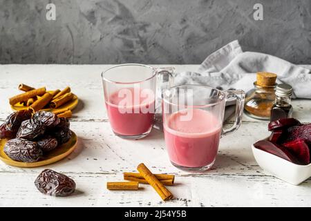 Latte de betterave saine et savoureuse dans deux mugs avec des ingrédients de base Banque D'Images