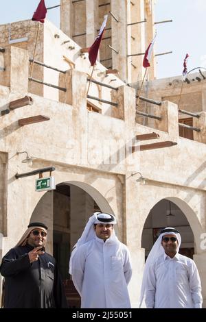 Doha,Qatar - avril 15,2022 : les habitants de Qatari en tenue traditionnelle se retrouvent dans le vieux marché de bazar Souk Waqif. Banque D'Images