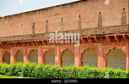 Arches et colonnes à Red fort, Agra Banque D'Images