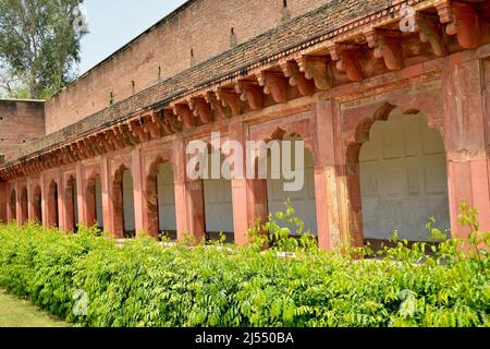 Arches et colonnes à Red fort, Agra Banque D'Images