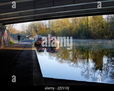 Contrastes. Cette image sereine des bateaux amarrés par la Tamise près d'Oxford ne montre pas le trafic qui - jour et nuit - ruisseau sur le pont, la voiture Banque D'Images