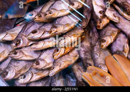 chekhon de poisson séché sur le comptoir du magasin Banque D'Images