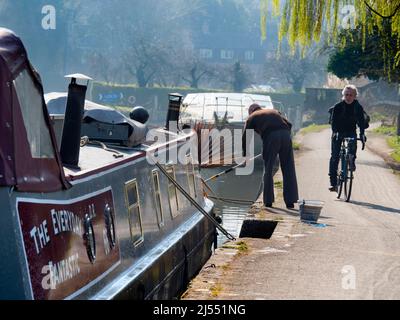 C'est la promenade de la Tamise en aval d'Oxford, Angleterre. Cette partie du sentier est très appréciée des randonneurs, des joggeurs et des cyclistes. Comme est la rivière par s. Banque D'Images