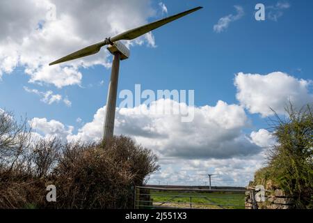Deux éoliennes à pales sur le site de Cold Northcott, North Cornwall, Royaume-Uni. Banque D'Images