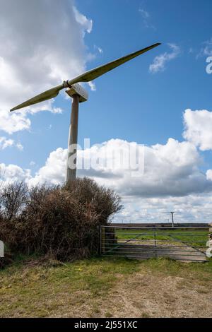 Deux éoliennes à pales sur le site de Cold Northcott, North Cornwall, Royaume-Uni. Banque D'Images