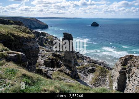 Une importante pile d'ardoise provenant des quartiers historiques de Lanterdan sur le South West Coast Path, avec ses mers bleues, ses falaises et Gull Rock. Banque D'Images